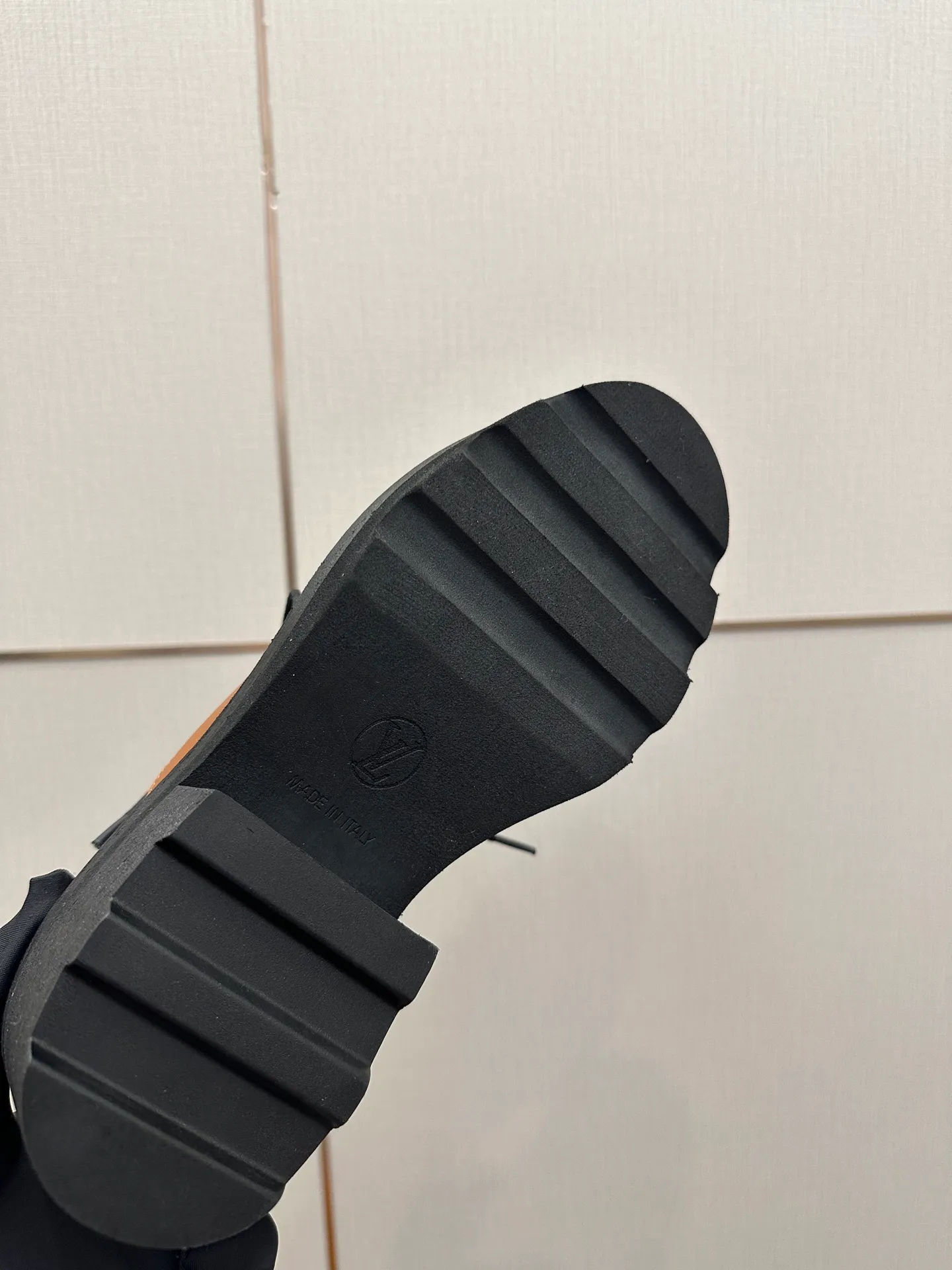 👟👟Ex-factory price 720👟👟 LOUIS VUITTON Louis Vuitton counter latest model top version LV inner cowhide material is real! Original 1:1 material reproduction! Modern and casual in one! Release a strong aura like a queen 🔥Capture everyone's attention instantly💃 Inner/foot pads: imported cowhide Fabric: cowhide Outsole: full genuine leather Code number: 35-41 (40, 41, 42 customizations are not returnable)